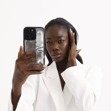 Görseli Galeri görüntüleyiciye yükleyin, UMBI GLAM. Kişiselleştirilebilir Deri iPhone Kılıfı - Silver/Silver