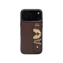 Görseli Galeri görüntüleyiciye yükleyin, UMBI GLAM. Kişiselleştirilebilir Deri iPhone Kılıfı - Brown/Gold