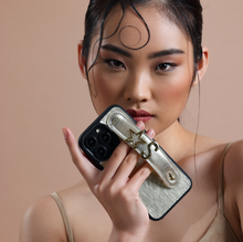 Görseli Galeri görüntüleyiciye yükleyin, UMBI GLAM. Kişiselleştirilebilir Deri iPhone Kılıfı - Dore/Gold